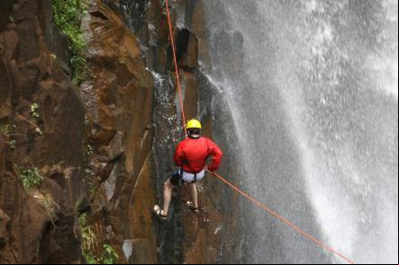 Rapel na Cachoeira dos Quatis - Foto: Rubens Chiri