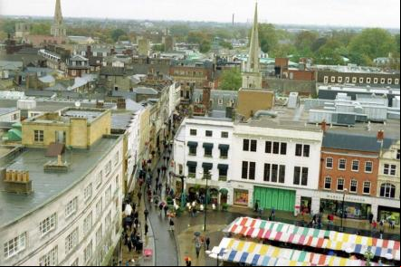 Vista do mercado universidade em Cambridge - Foto: Ken Eckert (Licença-cc-by-sa-4.0)