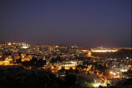 Vista panorâmica da cidade à noite - Foto: Master John1881 (Licença-cc-by-sa-3-0)